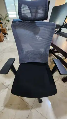 Kursi Kantor hitam motif grey