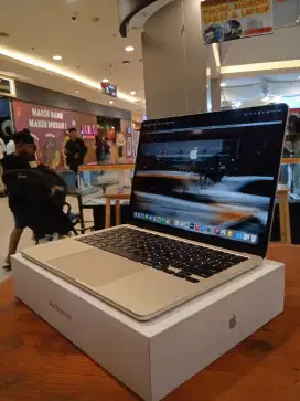 Macbook air M3 13 inch 2024 8/256GB Gold fullste eks resmi ibox