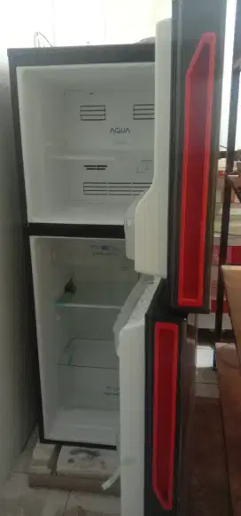 Kulkas 2 pintu AQUA D251 mulus like new