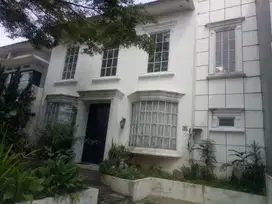 Dijual Rumah Dalam Cluster Cendana BNR Dengan Kolam Renang