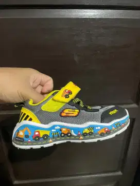 Skechers anak alat berat