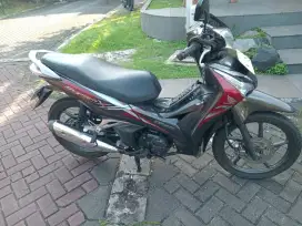 DIJUAL MOTOR SUPRA X 125 FI HELM IN TANGAN PERTAMA