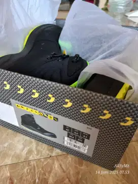 Sepatu safety jogger baru uk42