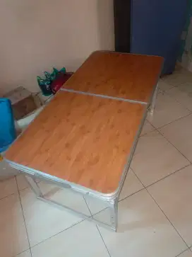 Meja lipat bahan kayu dan alumunium