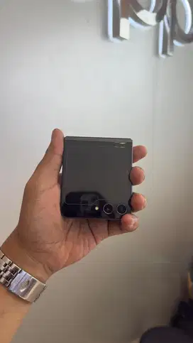 Samsung Z flip 5 8/512 GRAY Pemakaian Pribadi