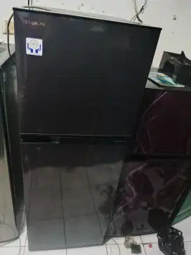 Di jual kulkas Toshiba 2 pintu