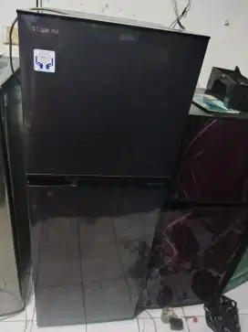Di jual kulkas Toshiba 2 pintu