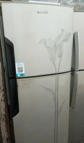Kulkas 2pintu merek panasonic masih orisinil