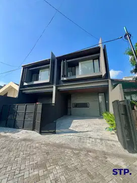 Rumah modern-premium 2 lantai di Manyar Kertoadi