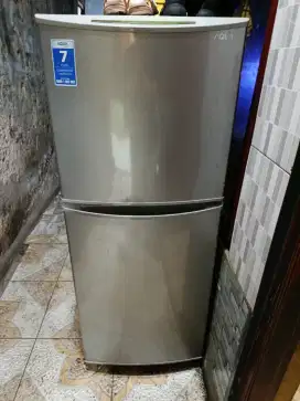 Kulkas 2 pintu merek AQUA