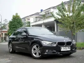 BMW 320i Sport F30 AT 2014 Hitam Metalik KM Low/Tangn 1