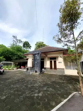 Rumah Adem Halaman Luas di Margomulyo Seyegan