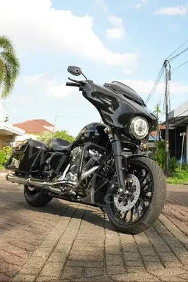 Harley Davidson 2018 street glide. 107 cubic inch motor. 6 speed trans