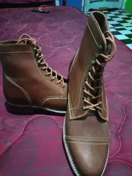 Sepatu service boots