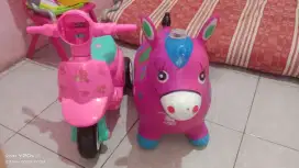 Mainan anak kuda dan motor motoran