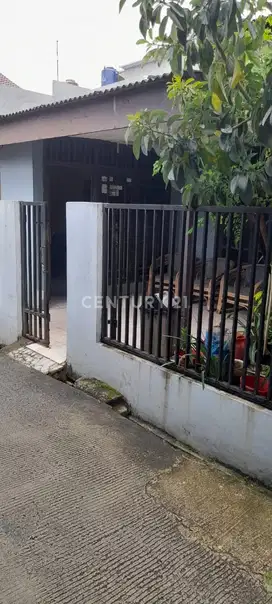 Rumah Dekat Pasar Tradisional Jl Belimbing Depok
