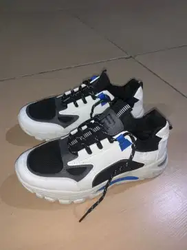 Sepatu Sneakers Paulmay size 42