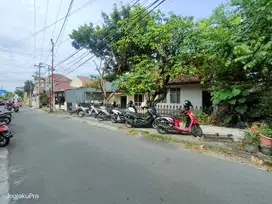Tanah dan bangunan pinggir jalan aspal area kampus UGM UNY