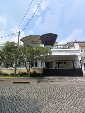 DISEWAKAN RUMAH 2LANTAI DIAN ISTANA WIYUNG TAMAN RATU SIAP HUNI