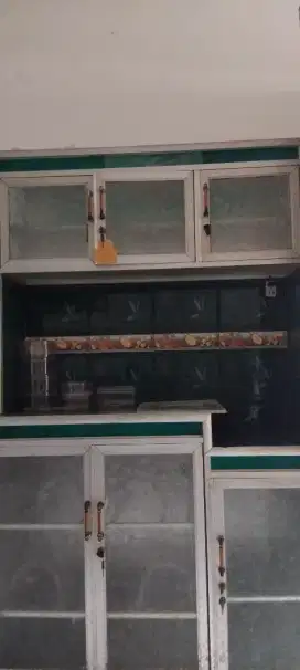 Lemari makan tersedia rak piring