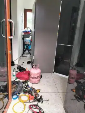 Jasa servis AC kulkas frezer showcase mesin cuci dan bongkar pasang AC