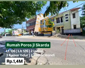 Rumah poros jl skarda daerah ramai