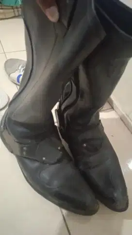 Sepatu tinggi warna hitam