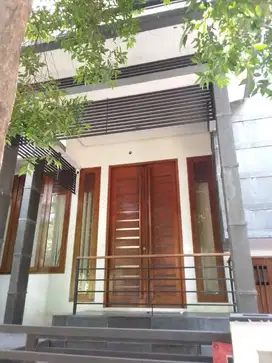 Disewakan  rumah luas  3 lantai cocok untuk kantor akses strategis