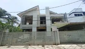 Rumah Hoek 2 Lantai di Patal Senayan, Hanya 8 Menit ke Tol Kuningan