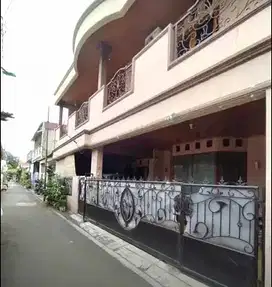 Rumah 2 Lantai dengan 5 Kamar Tidur di Perumnas Klender