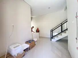 RUMAH 2 LANTAI DI COLOMADU SOLO DEKAT RUMAH PAK JOKOWI SOLO