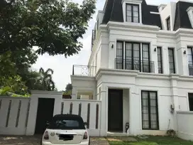 Rumah cantik lengkap dengan kolam di dalam town house di Kemang