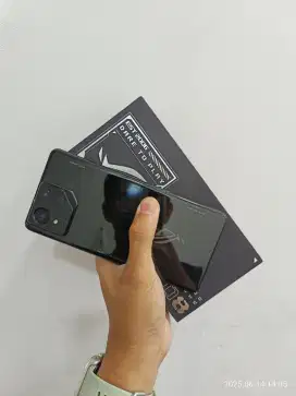 Asus ROG PHONE 8 12/256 garansi on sampe bulan 2 2026