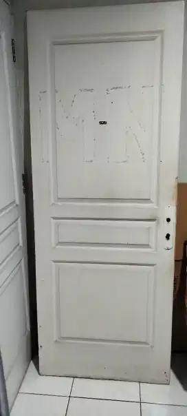 Pintu HDF bekas.