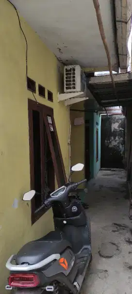 Rumah petakan kontrakan 2 pintu.