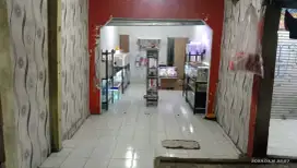 Disewakan Rumah + Kios – 73 m² – Halaman & Parkiran – Lokasi Strategis