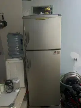 Kulkas sanyo 2 pintu