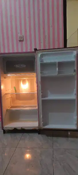 Lemari es 1 pintu, merk polytron