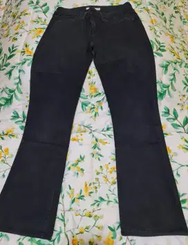 Levis wanita hitam