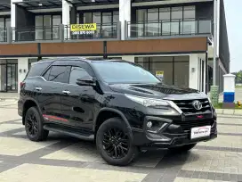Toyota Fortuner 2.4 TRD at 2020 hitam