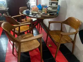 Set meja makan dan 4 kursi
