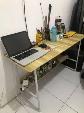 Meja komputer atau laptop