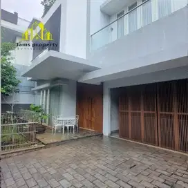 Disewakan Rumah Cantik Asri Siap Huni 5 BR Asri dan Terawat