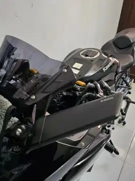 Kawasaki ZX25R th 2023 hitam