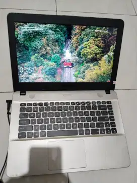 Dijual laptop Asus Ram 8gb ddr4 ssd 240gb win 11 Siap pakai 24jam