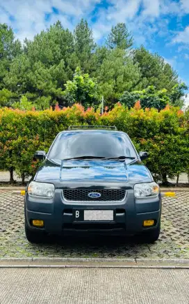 Di jual ford escape 3.0 XLT automatic warna hitam low km