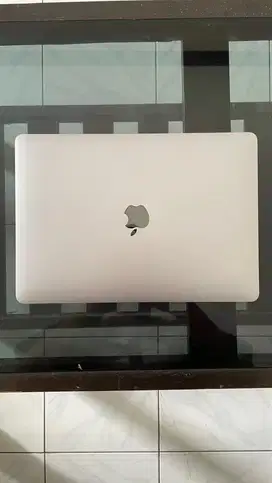 Macbook pro M1 2020 13” 8 GB RAM 512 SSD 8 core CPU & GPU