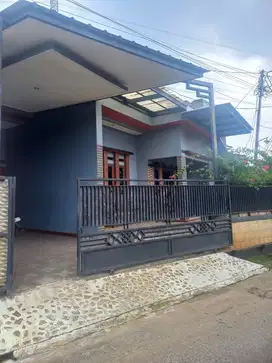Jual rumah tingkat di vila Santika Grogol depok