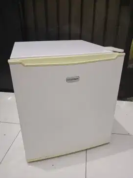 KULKAS MINIBAR POLYTRON MULUS BEKU DINGIN