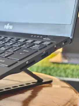 Laptop Fujitsu U939 i5 Gen 8 SSD 128GB Tipis Ringan Elegan